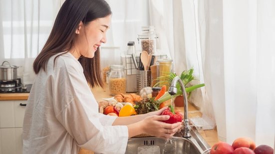 Higienizar os alimentos ajuda a prevenir doenças (Imagem: Peetz | Shutterstock)