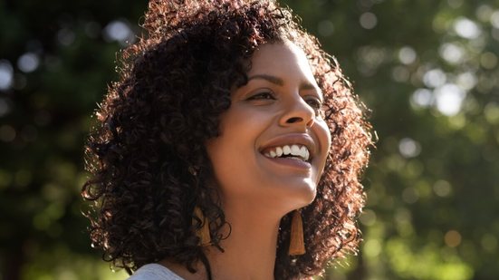 Os cabelos exigem cuidados específicos na primavera (Imagem: mavo | Shutterstock)