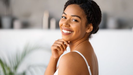 A pele negra requer cuidados específicos na região dos olhos (Imagem: Prostock-studio | Shutterstock)