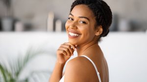 A pele negra requer cuidados específicos na região dos olhos (Imagem: Prostock-studio | Shutterstock)