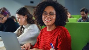 Os cursos profissionalizantes oferecem aprendizado objetivo e aplicado, fortalecendo habilidades e ampliando possibilidades em diferentes áreas profissionais (Imagem:   Gorodenkoff | Shutterstock)