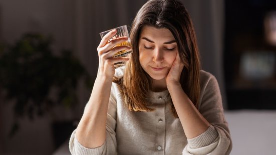 É importante ficar atento aos sinais da intoxicação por metanol (Imagem: Syda Productions | Shutterstock)