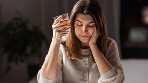 É importante ficar atento aos sinais da intoxicação por metanol (Imagem: Syda Productions | Shutterstock)