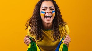 Cada torcedora expressa as emoções de formas diferentes (Imagem: Bernardo Emanuelle | Shutterstock)