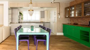 A paleta de cores tem o poder de transformar o clima dos ambientes (Imagem: Igor Strina | Projeto: Amarelo Rosa Arquitetura)