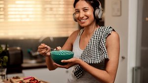 Optar por alimentos mais saudáveis é importante para ajudar a prevenir doenças (Imagem: PeopleImages.com - Yuri A | Shutterstock)