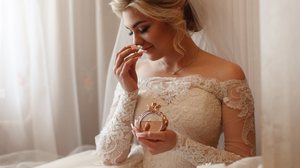 O perfume é capaz de eternizar a experiência, criando uma memória olfativa única que permanece viva mesmo depois do casamento (Imagem: Mihail Pustovit | Shutterstock)