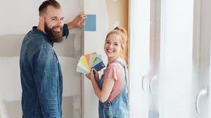 Diversos aspectos podem influenciar a escolha da tinta para a parede (Imagem: stockfour | Shutterstock)