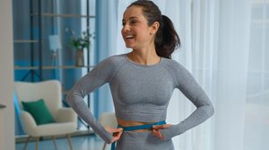 Apesar de serem aliadas no tratamento da obesidade, as canetas emagrecedoras devem ser utilizadas com acompanhamento profissional para garantir resultados seguros (Imagem: MAYA LAB | Shutterstock)