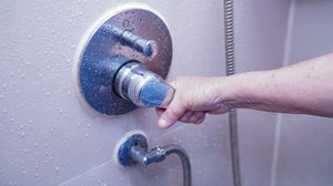 O choque no registro do chuveiro ocorre devido a falhas do sistema elétrico (Imagem: sasirin pamai | Shutterstock)