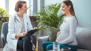 Varizes, inchaço e cansaço nas pernas afetam a qualidade de vida durante a gestação (Imagem: Dragana Gordic | Shutterstock)