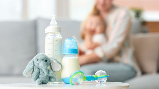 A doação de leite materno salva vidas de milhares de recém-nascidos (Imagem: Pixel-Shot | Shutterstock)