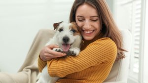 Com os cuidados certos, é possível prevenir crises alérgicas causadas por por animais de estimação (Imagem: New Africa | Shutterstock)