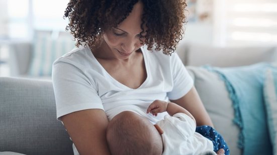 A anquiloglossia pode dificultar a amamentação (Imagem: PeopleImages.com - Yuri A | Shutterstock)