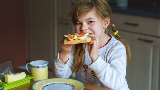 O ovo oferece sustento, disposição e equilíbrio para as crianças nas férias (Imagem: Irina WS | Shutterstock)