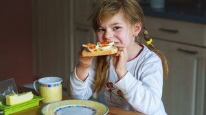 O ovo oferece sustento, disposição e equilíbrio para as crianças nas férias (Imagem: Irina WS | Shutterstock)