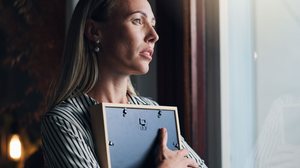 O luto pode se tornar mais pesado durante as festas de fim de ano (Imagem: PeopleImages | Shutterstock)