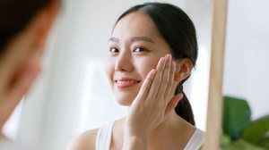 A pele do rosto precisa de atenção especial durante o verão (Imagem: Nattakorn_Maneerat | Shutterstock)