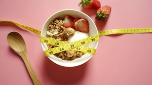 A alimentação pode ajudar a combater a gordura abdominal (Imagem: Boontoom Sae-Kor | Shutterstock)