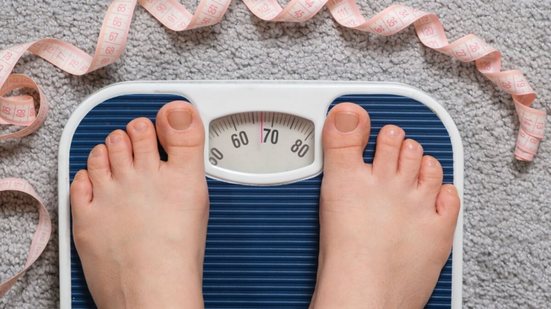 A menopausa traz diversas mudanças para o corpo das mulheres (Imagem: Garna Zarina | Shutterstock)