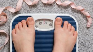 A menopausa traz diversas mudanças para o corpo das mulheres (Imagem: Garna Zarina | Shutterstock)