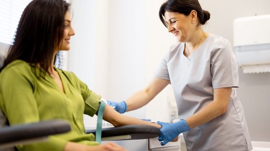 O sangue demorar a sair durante a coleta de exames é algo comum (Imagem: RossHelen | Shutterstock)