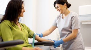 O sangue demorar a sair durante a coleta de exames é algo comum (Imagem: RossHelen | Shutterstock)