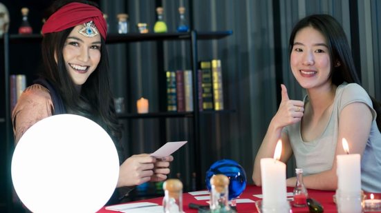 Conhecido por sua leitura objetiva e profunda, o baralho cigano pode ajudar pessoas em diferentes áreas da vida (Imagem: Nuad Contributor | Shutterstock)