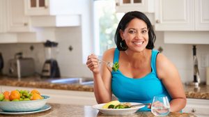 As mulheres tendem a ganhar mais peso no climatério (Imagem: Monkey Business Images | Shutterstock)