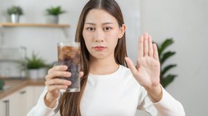 O refrigerante é uma das bebidas mais agressivas para o sistema urinário (Imagem: Kmpzzz | Shutterstock)