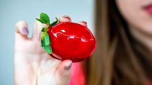 O morango do amor deve ser consumido com equilíbrio para não prejudicar a pele (Imagem: 
Adilson Sochodolak | Shutterstock)