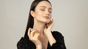 No frio, as fragrâncias ganham uma nova personalidade e revelam detalhes que podem passar despercebidos em outras estações (Imagem: AtlasStudio | Shutterstock)