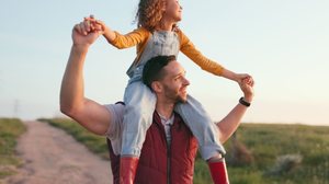 Os astros podem influenciar o jeito de cada pai agir (Imagem: PeopleImages.com - Yuri A | Shutterstock)