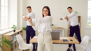Quem trabalha muito tempo sentado deve fazer pausas com miniexercícios para combater os efeitos do sedentarismo invisível (Imagem: Studio Romantic | Shutterstock)