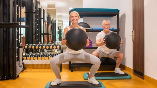 Treinos de perna podem ajudar a reduzir a sobrecarga no joelho e a prevenir o desgaste articular progressivo (Imagem: Dmytro Zinkevych | Shutterstock)