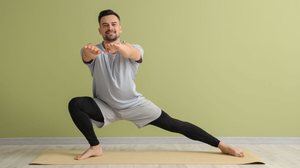 O yoga tem benefícios à saúde do homem que vão muito além da flexibilidade (Imagem: Pixel-Shot | Shutterstock)