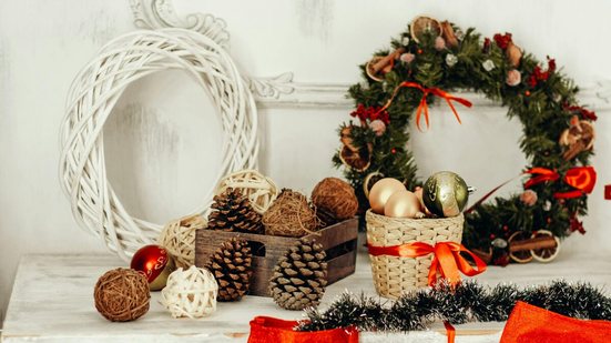 Essa é uma época ideal para decorar a casa e deixar o ambiente acolhedor (Imagem: Reprodução digital | Divulgação)