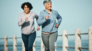 Os exercícios aeróbicos contribuem para a saúde da mulher na pós-menopausa (Imagem: PeopleImages | Shutterstock)