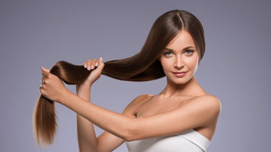 Nutrientes essenciais fortalecem os fios e reduzem a queda, mas alguns casos exigem tratamentos complementares além da suplementação (Imagem: Irina Bg | Shutterstock)