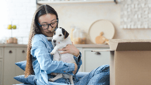A chegada de um pet adotado pede adaptação, paciência e novos hábitos na rotina (Imagem: voronaman | Shutterstock)