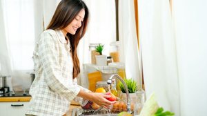 A intoxicação alimentar pode ser evitada com alguns cuidados (Imagem: SritanaN | Shutterstock)