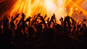 Manter-se afastado das caixas de som, monitorar os decibéis e fazer pausas auditivas são algumas estratégias para preservar a audição (Imagem: Zamrznuti tonovi | Shutterstock)