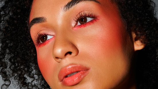 A folia promete muita cor, brilho e espaço para a estética maximalista (Imagem: LightField Studios | Shutterstock)