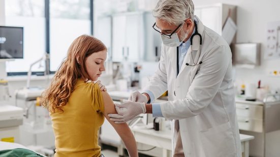 A vacinação é fundamental para evitar doenças decorrentes do HPV (Imagem: Halfpoint | Shutterstock)