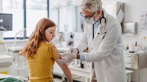 A vacinação é fundamental para evitar doenças decorrentes do HPV (Imagem: Halfpoint | Shutterstock)