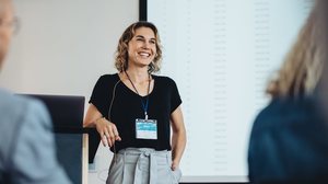 A timidez pode atrapalhar na hora de falar em público (Imagem: Jacob Lund | Shutterstock)