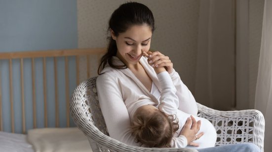 A amamentação é um momento de conexão emocional entre a mãe e o bebê (Imagem: fizkes | Shutterstock)