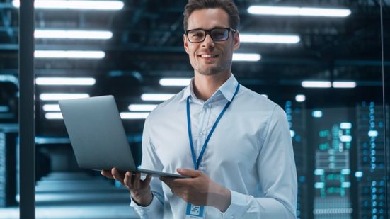 Áreas de cibersegurança e engenharia de dados oferecem boas oportunidades de trabalho (Imagem: Gorodenkoff | Shutterstock)