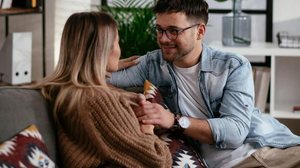 A escuta ativa pode ajudar quem precisa de apoio emocional (Imagem: Just Life | Shutterstock)