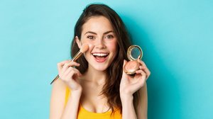 O brilho e a luminosidade natural do blush cintilante têm conquistado o público (Imagem: Mix and Match Studio | Shutterstock)